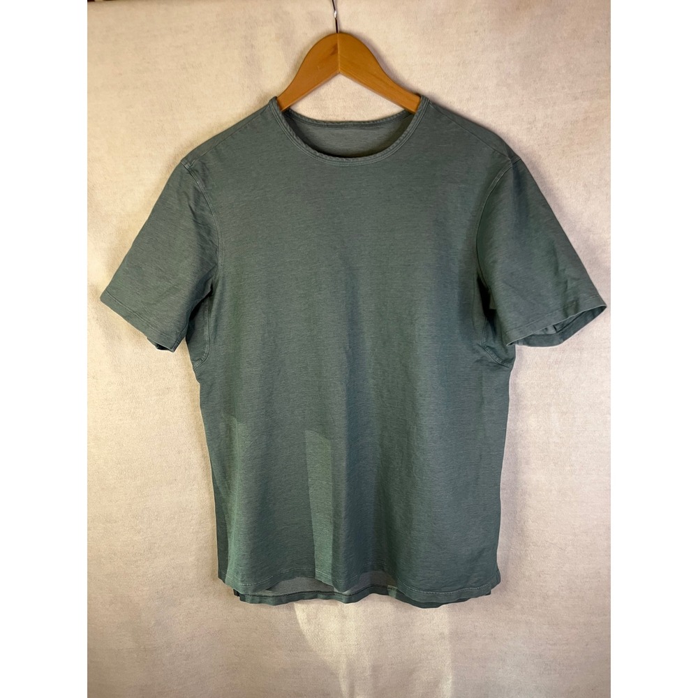 Lululemon t-shirt sage green. Men's Sz M or Women's Sz L‎
